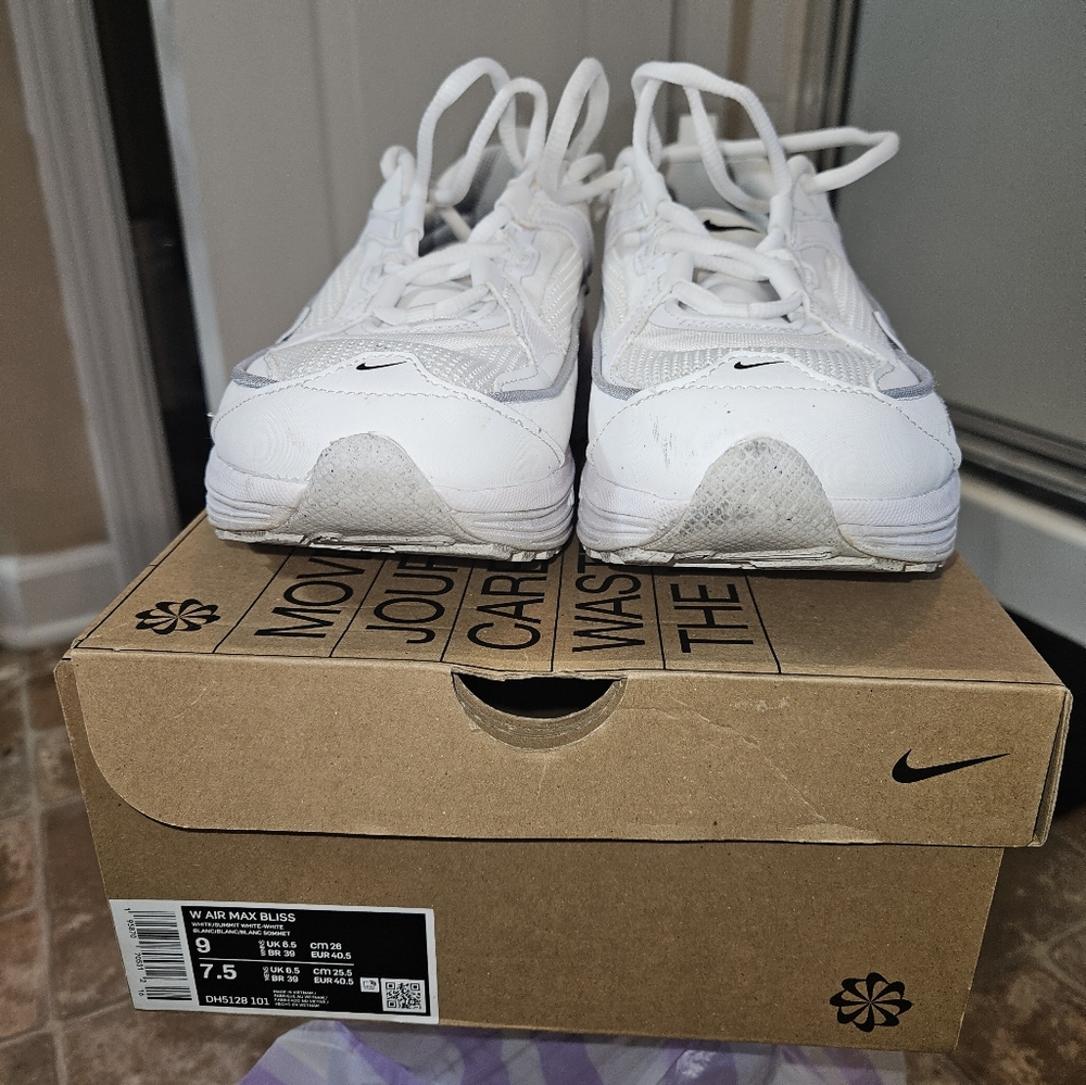 Women's Nike  Air Max  Bliss size 9